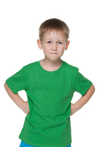 微笑的小男孩，穿着一件绿色的衬衫