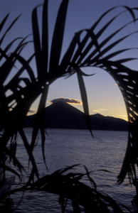 阿蒂特兰米特湖，托利曼和圣佩德罗的火山在后面，在危地马拉的帕纳贾切尔镇在中美洲。