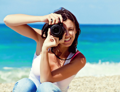 女摄影师在海滩上