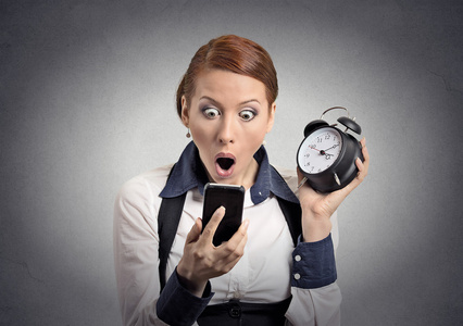 撸啊撸报警搞笑看着智能手机的闹钟与震惊的商界女强人照片