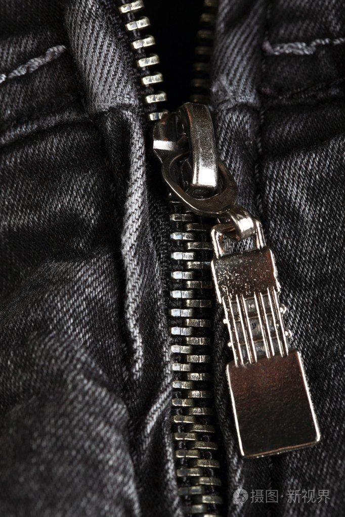 在衣服上的拉链关闭