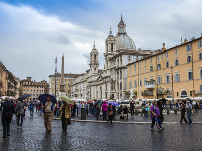 罗马，意大利，在 2013 年 10 月 10 日。城市的视图。游客在纳沃纳广场上行走