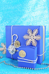蓝色织物背景上的暗蓝色礼品盒