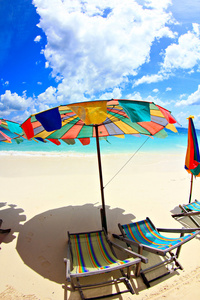 沙滩椅伞和美丽的海滩。潘文凯岛普吉