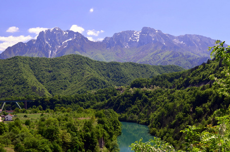 黑山的道路上