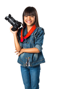 微笑着拿着相机拍照的年轻亚洲女孩