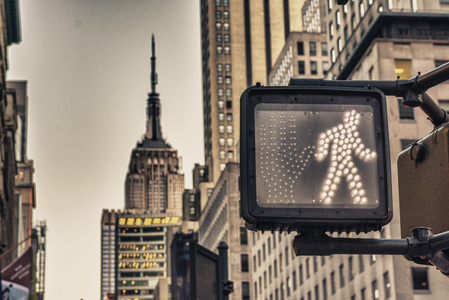 在曼哈顿的人行横道标志