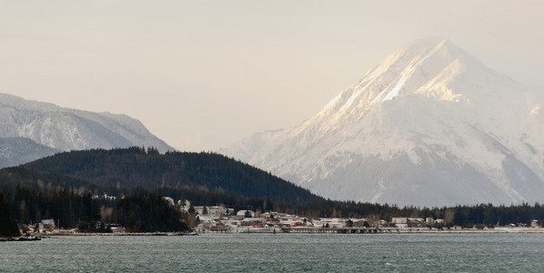 在阿拉斯加的 Snowcovered 山