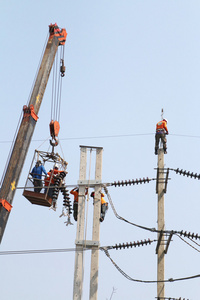 电工的高空工作连接高压输电线缆