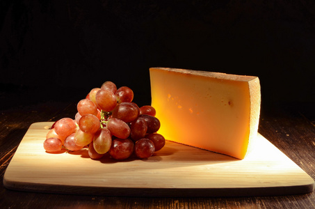 奶酪在木板上的葡萄