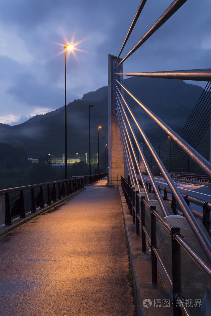 空在桥上人行道