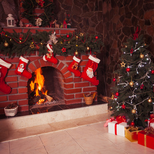 圣诞节在房间里的壁炉