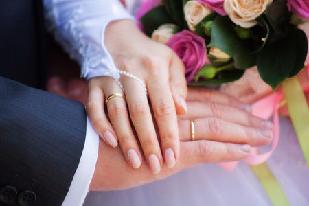 手 戒指和婚礼花束