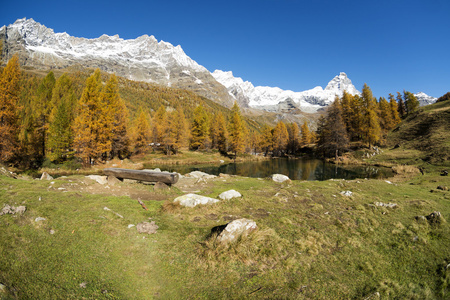 蓝色的湖和山 Cervino，Valtournenche