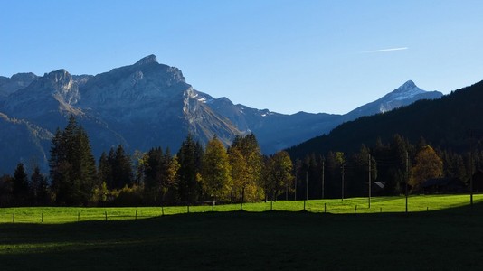 奥尔登峰和 Schlauchhorn 在晚上