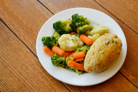 健康的一餐与花椰菜 胡萝卜 花椰菜和蒸炸鱼饼