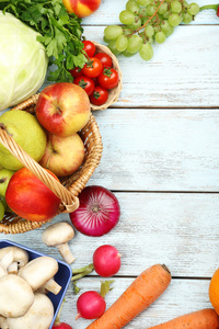 夏天框架与新鲜有机蔬菜和水果在木制的背景上