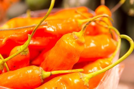 新鲜红辣椒在市场上大堆