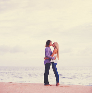 对年轻的夫妇在海边接吻