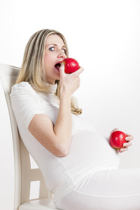 孕妇吃红苹果的肖像