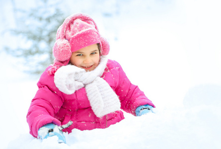 小孩子在雪地里玩