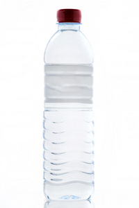 孤立在白色背景上的白色瓶水