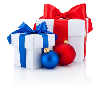 两个白色盒子绑红色和蓝色的丝带弓和圣诞球