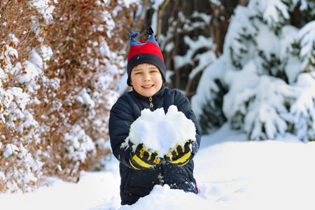 小孩子在雪地里玩