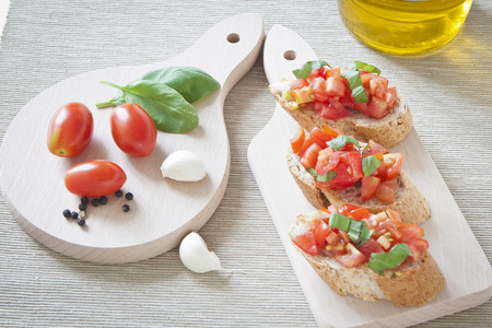 Crostini 与番茄 罗勒 油 大蒜