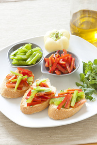 用红色和绿色辣椒 Crostini