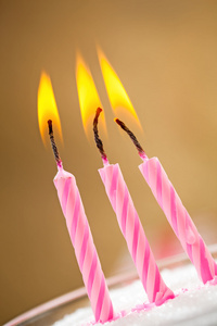 三个燃烧的生日蜡烛
