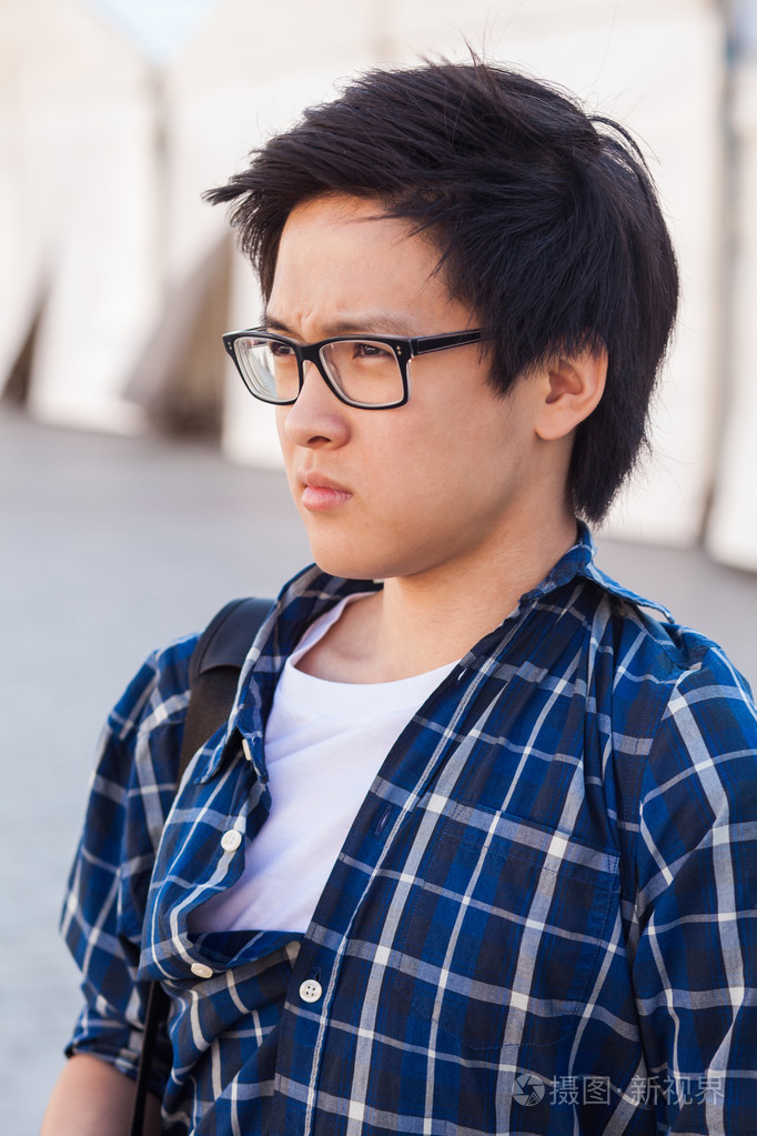 在眼镜站在街的男人照片-正版商用图片1h42yk-摄图新视界