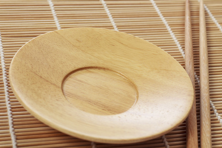 空盘子和筷子竹桌上