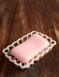 桌上的粉红色肥皂