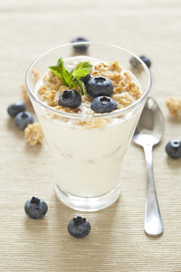 美味健康的早餐，谷物和蓝莓酸奶