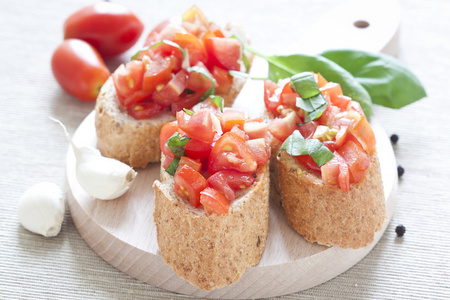 Crostini 与番茄 罗勒 油 大蒜