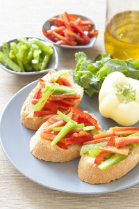 用红色和绿色辣椒 Crostini