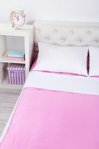 在粉红的床上用品，在房间里的床上