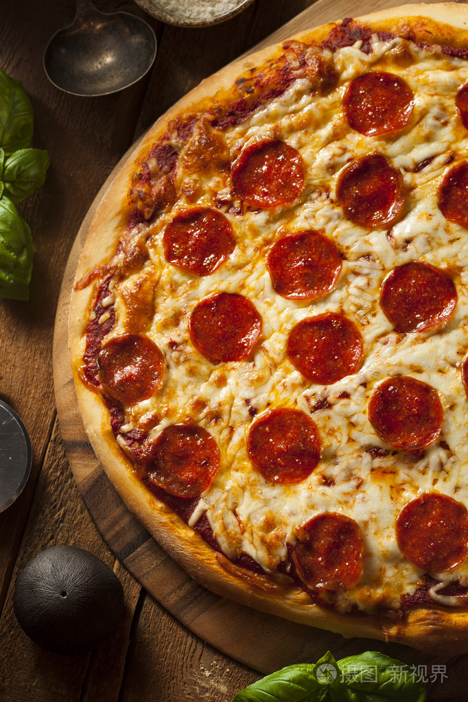 热自制腊肠披萨