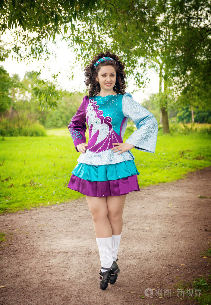 年轻漂亮的女孩,在爱尔兰舞蹈服饰构成户外