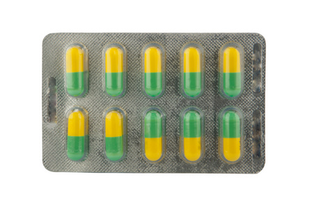 泡罩包装的绿色和黄色胶囊表明医学概念