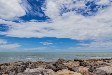 美丽的海滩与岩石和热带海洋与天空