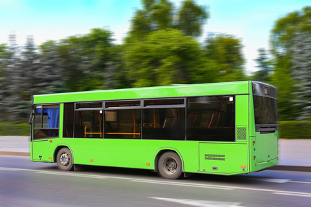 绿色的城市公交车