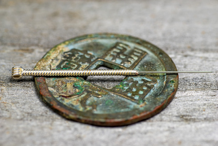 针灸针上古色古香的中国硬币