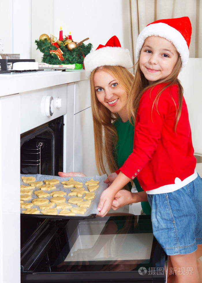 小女孩与她的母亲，烘烤圣诞小甜饼