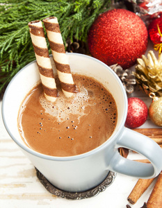 热巧克力与螺旋小吃和圣诞装饰