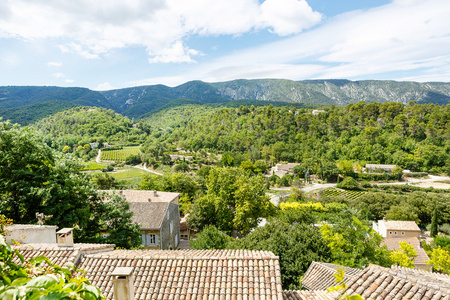 查看上普罗旺斯村庄屋顶和景观