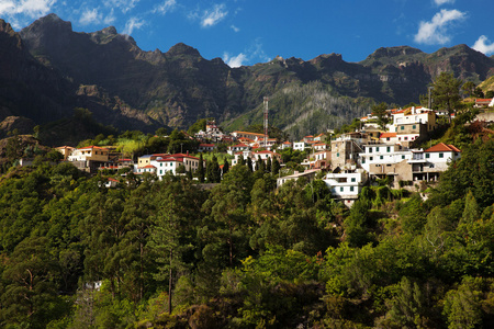 地处山区的小村