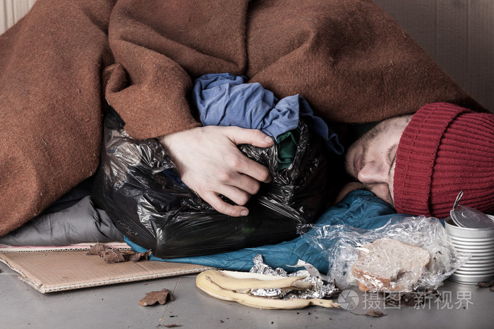 无家可归的人躺在街上