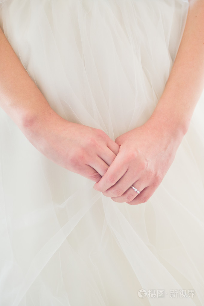 年轻的新娘双手订婚戒指
